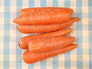 plusieurs carottes, vue du dessus, en gros plan. - 782139940