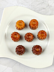 Canelés bordelais, vue du dessus, sur une table	