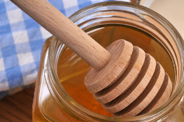 Cuillère à miel en bois dans un pot de miel