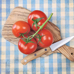 grappe de tomates, vue du dessus, sur une planche à découper