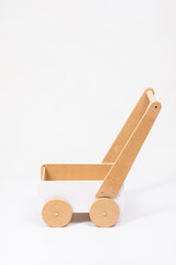 Carritos Montessori para jugar, niños jugando, juguetes, juguetes de madera, juego para colorear, fotos productos, objetos en madera, librería y juguetería, estilo Montessori