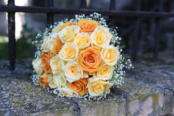 Brautstrauß mit gelben und orangefarbenen Rosen, Hochzeitsstrauß, Blumenstrauß