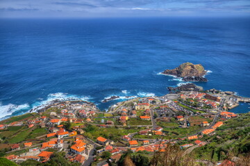 Das malerische Porto Moniz in Portugal an der Küste von Madeira 