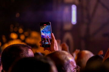 Fan uses cellphone to record concert