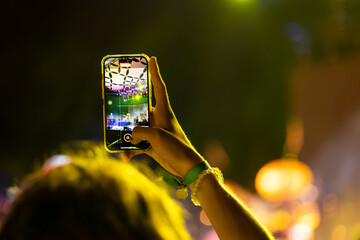 Fan uses cellphone to record concert © Mauro Rodrigues