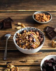 Bol de granola au chocolat et fruits secs