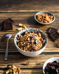 Bol de granola au chocolat et fruits secs
