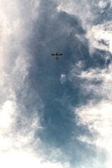 Avioneta en el cielo patagónico