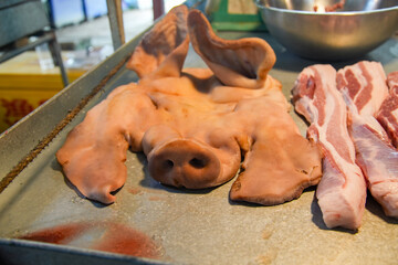 Schweinekopf Frischmarkt asien © eremit08