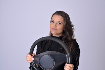 jovem mulher segurando volante de automovel, conceito de aprendizagem auto escola, carteira de...