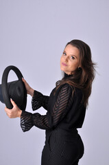 jovem mulher segurando volante de automovel, conceito de aprendizagem auto escola, carteira de...