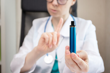 doctor refuses vape, stop smoking, rejection of disposable ecigarettes - obrazy, fototapety, plakaty