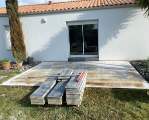 Construction de terrasse en carrelage en extérieur de maison  - 782268754