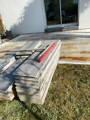 Construction de terrasse sur chape de ciment en extérieur de maison 
