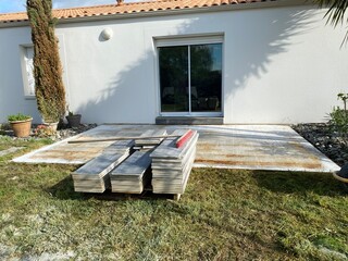 Construction de terrasse en carrelage sur chape de ciment devant maison  - 782268768