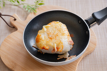 フライパンで焼くチーズおにぎり