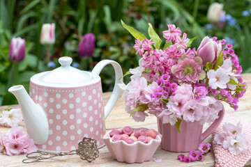 Tisch-Arrangement mit Blumenstrauß in Pink mit Lenzrose, Tulpe, Hyazinthen, Bergenie und Blüten...