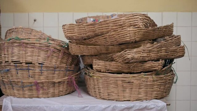 Group of baskets made with organic materials, useful for storing bread in a bakery workshop.