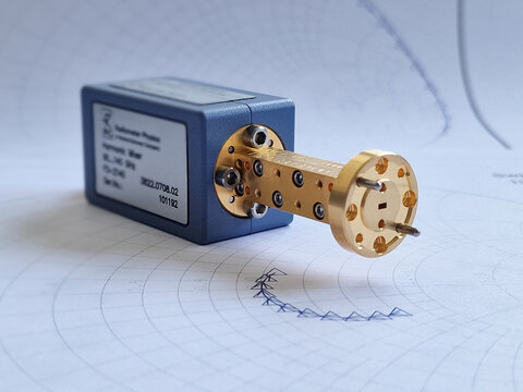 Microwave waveguide with flange connector