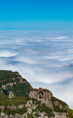 nuvens e  a Pedra Furada - Morro da Igreja - Urubici - Serra Catarinense - Serra Geral - Santa Catarina - Brasil