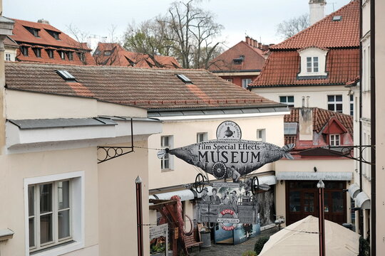 Karel Zeman Museum oder Film Special Effects Museum im Stadtteil Letna mit alten sanierten Fassaden in Beige und Naturfarben am 03.04.2024 in Prag Ań der Moldau in Tschechien
