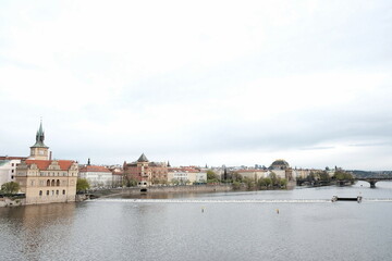 Blick von der Karlsbrücke auf die Moldau und die Altstadt von Prag mit Altstädter Wasserturm und...