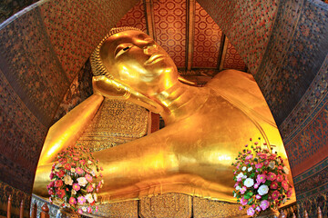 Obraz premium The Long Reclining Buddha (Phra Buddhasaiyas) in Wat Pho, One of the largest Buddha statues in Bangkok. Thailand 