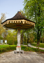 Parki miejski z oryginalnymi ławkami, Toruń, Poland - obrazy, fototapety, plakaty