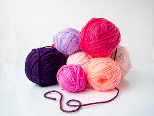 balls of wool yarn different pink tones