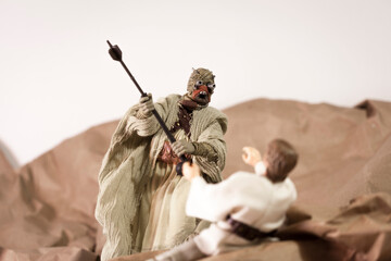 Naklejka premium NEW YORK USA, APR 17 2018: Recreation of a scene from Star Wars A New Hope; Luke Skywalker is attacked by a Tusken Raider on the desert planet of Tattooine - Hasbro Black Series 6 inch action figures