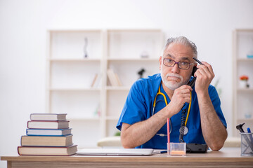 Old male doctor in telemedicine concept - 782568757