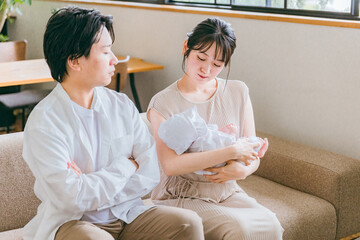 Fototapeta premium 赤ちゃんの子育て・育児で喧嘩する夫婦・カップル 