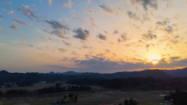 空撮　ドローン撮影　山に沈む夕日　夕景　美しい日本の風景