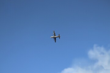 Avión volando en un cielo azul y despejado 