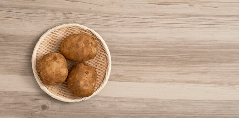 potatoes on the table. テーブルの上のジャガイモ
