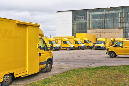 ausrangierte nicht mehr fahrbereite Fahrzeuge der Firma DHL auf dem Hof eines Autoverwerters in Magdeburg in Deutschland