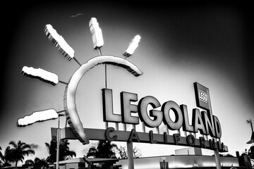 Naklejka premium Carlsbad, California, USA - 3.28.2024: Entrance to Legoland with ticketing.