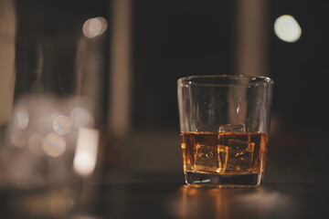 Celebration night, pour whiskey into a glass. Give to friends who come to celebrate