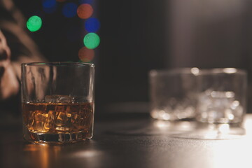 Celebration night, pour whiskey into a glass. Give to friends who come to celebrate