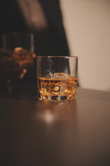 Celebration night, pour whiskey into a glass. Give to friends who come to celebrate