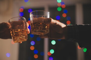 Celebration night, pour whiskey into a glass. Give to friends who come to celebrate