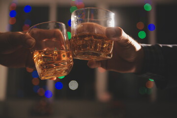 Celebration night, pour whiskey into a glass. Give to friends who come to celebrate