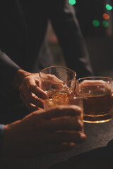 Celebration night, pour whiskey into a glass. Give to friends who come to celebrate
