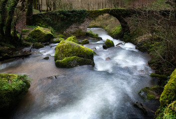 Photo créative du pont de pierre à Peyrusse le roc