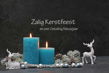 Weihnachtskarte: Arrangement mit türkisfarbenen Kerzen und weihnachtlichem Schmuck sowie dem Text...