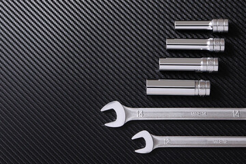 カーボン台に置かれたレンチとソケット