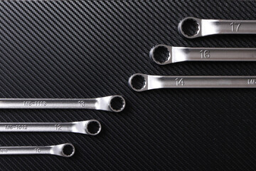 斜めに置かれたメガネレンチのイメージ画像