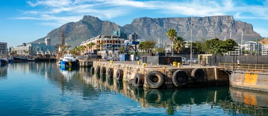 Papier Peint photo Montagne de la Table Victoria & Albert Water front with central Cape Town and Table Mountain in the background,  South Africa
