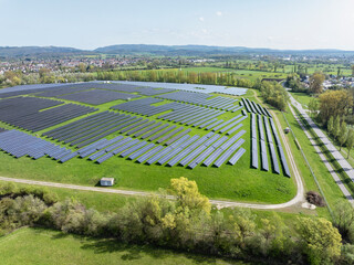 Stromerzeugung aus Sonnenenergie auf einer ehemaligen M&uuml;lldeponie bei Radolfzell am Bodensee