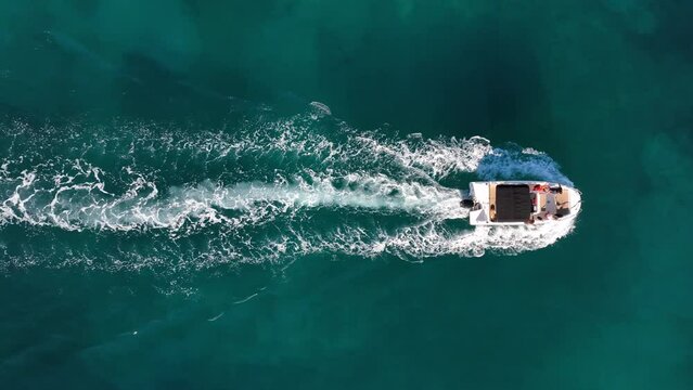 Toma cenital de barco en aguas cristalinas
